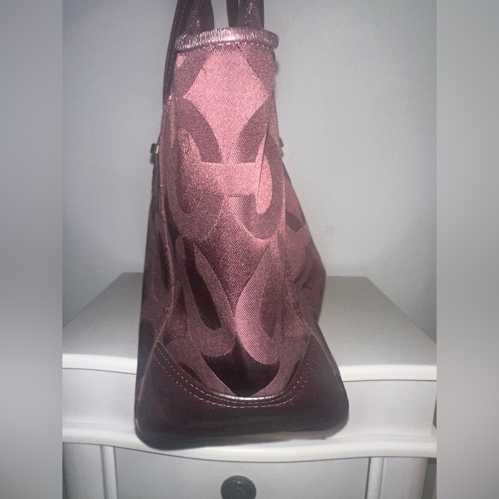 Signature Coach Taylor Op Art Alexis Carry All Tote! Purple! - Picture 4 of 8